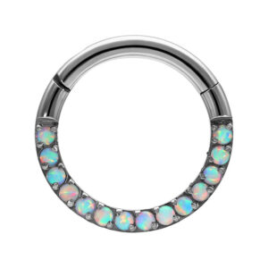 Clicker en argent avec pierres d'opale blanches sur fond blanc