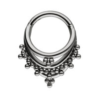 Triple Oriental Clicker argenté avec détails en perles sur fond blanc
