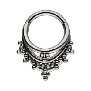 Triple Oriental Clicker argenté avec détails en perles sur fond blanc