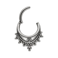 Anneau de piercing argenté avec des billes sur fond blanc