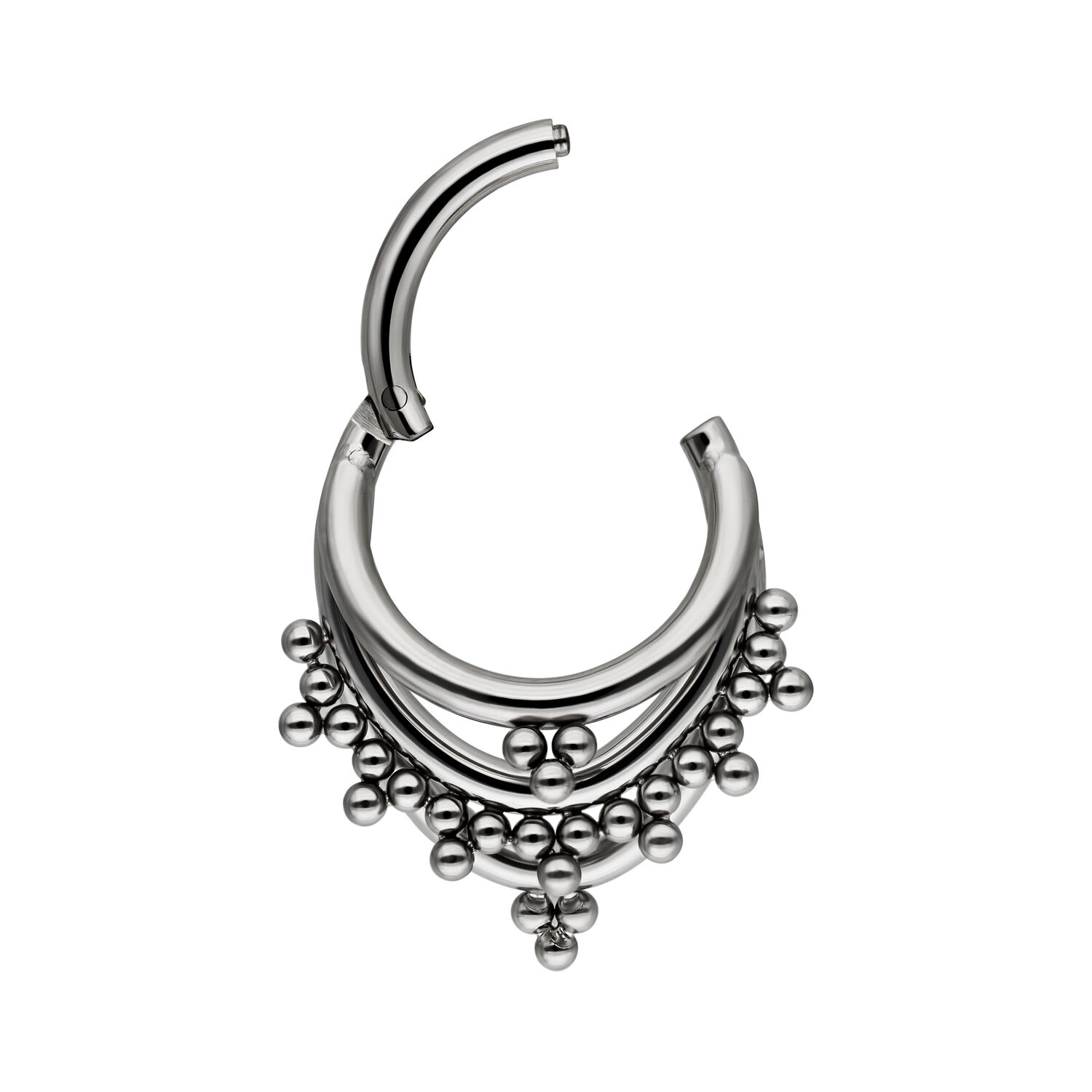 Anneau de piercing argenté avec des billes sur fond blanc