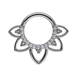 Clicker de septum en titane noir avec cristaux clairs sur fond blanc