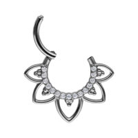 Clicker de septum en argent avec cristaux clairs sur fond blanc