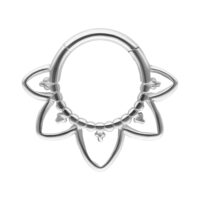 Clicker de septum oriental en titane, argent Clicker de septum argenté en titane avec design oriental sur fond blanc