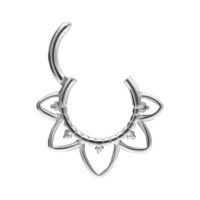 Clicker de Septum Oriental Argenté en Titane Clicker de septum argenté en titane avec design oriental, fond blanc