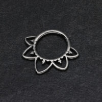Clicker de Septum Oriental en Noir Clicker de septum noir en forme de fleur sur fond sombre