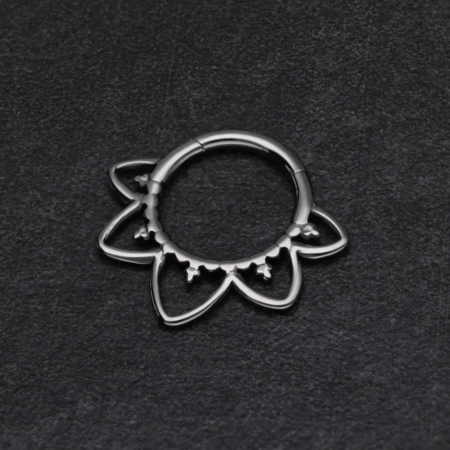 Clicker de Septum Oriental en Noir Clicker de septum noir en forme de fleur sur fond sombre