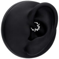 Clicker de septum argenté avec design de feuille en cristal sur modèle d'oreille noir