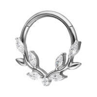 Clicker de septum argenté en titane avec feuilles de cristal scintillantes sur fond blanc