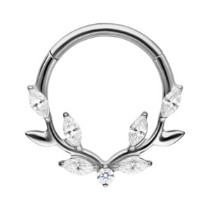 Clicker de septum argenté avec design de feuille en cristal sur fond blanc