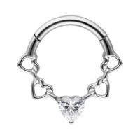 Septum clicker argenté avec détails de cœur et cristal sur fond blanc