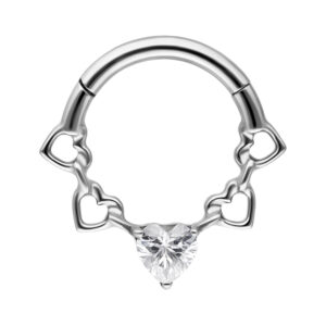 Septum clicker argenté avec détails de cœur et cristal sur fond blanc