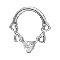 Clicker de septum argenté avec design en cœur et cristal sur fond blanc