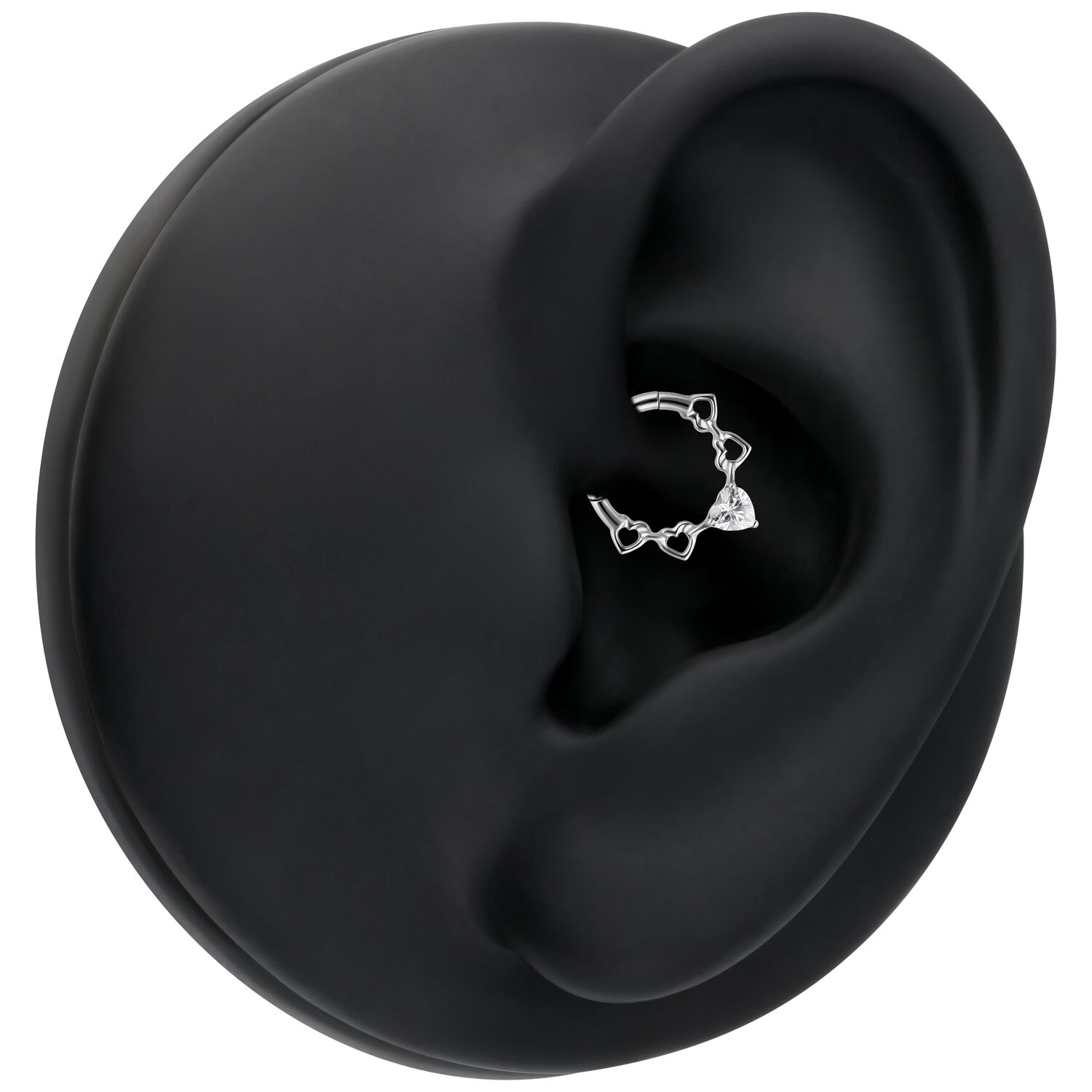 Clicker septum argenté avec cristaux en forme de cœur sur une oreille modèle noire