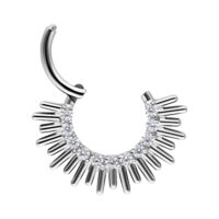 Clicker de septum argenté en titane avec cristaux scintillants sur fond blanc