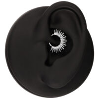 Clicker Septum argenté en forme de rayons de soleil dans une oreille noire sur fond blanc
