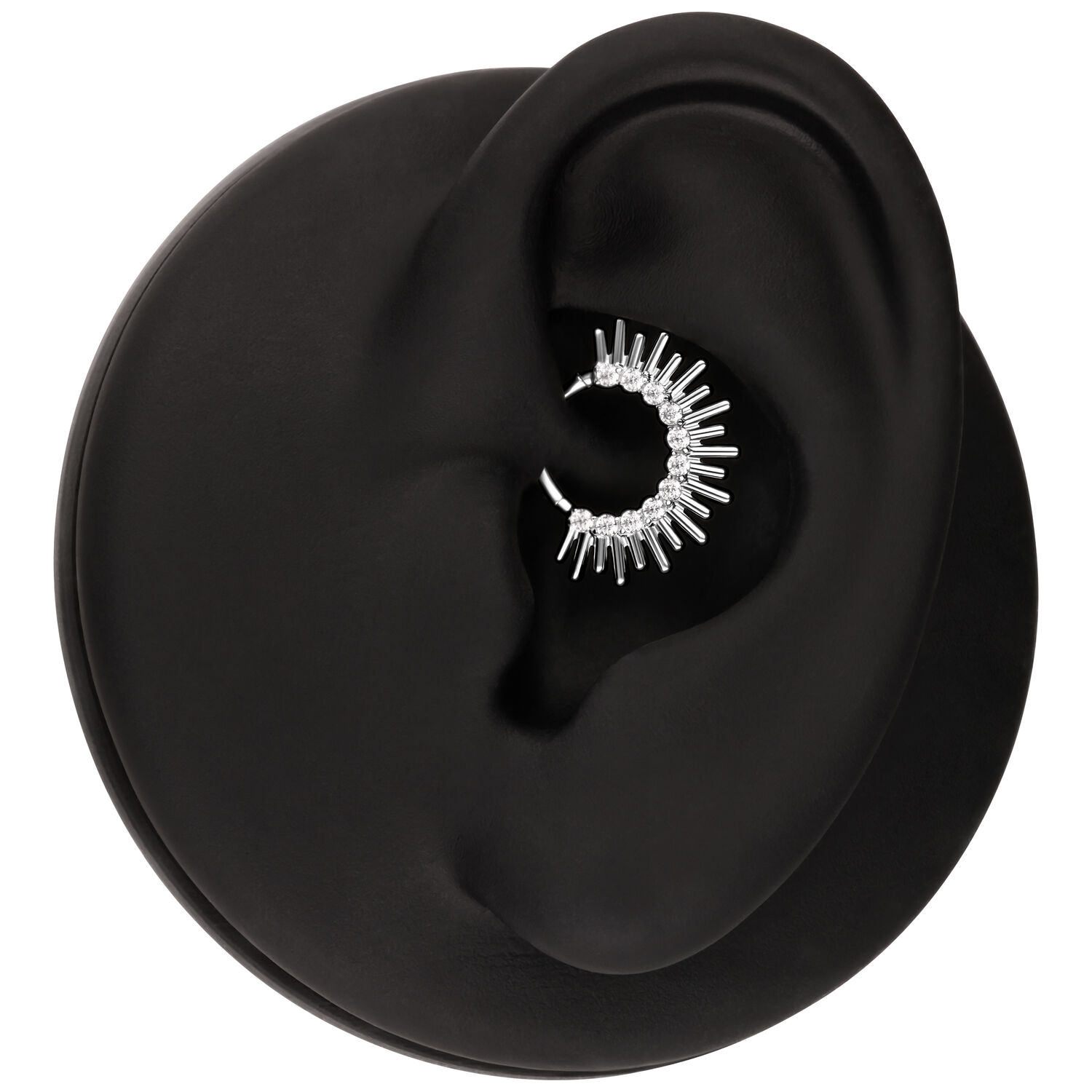 Clicker Septum argenté en forme de rayons de soleil dans une oreille noire sur fond blanc