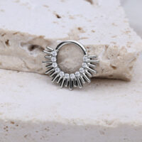 Clicker de septum argenté avec design rayonnant sur fond de pierre claire