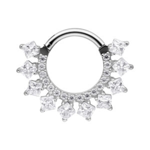 Clicker de septum en argent avec cristaux scintillants sur fond blanc