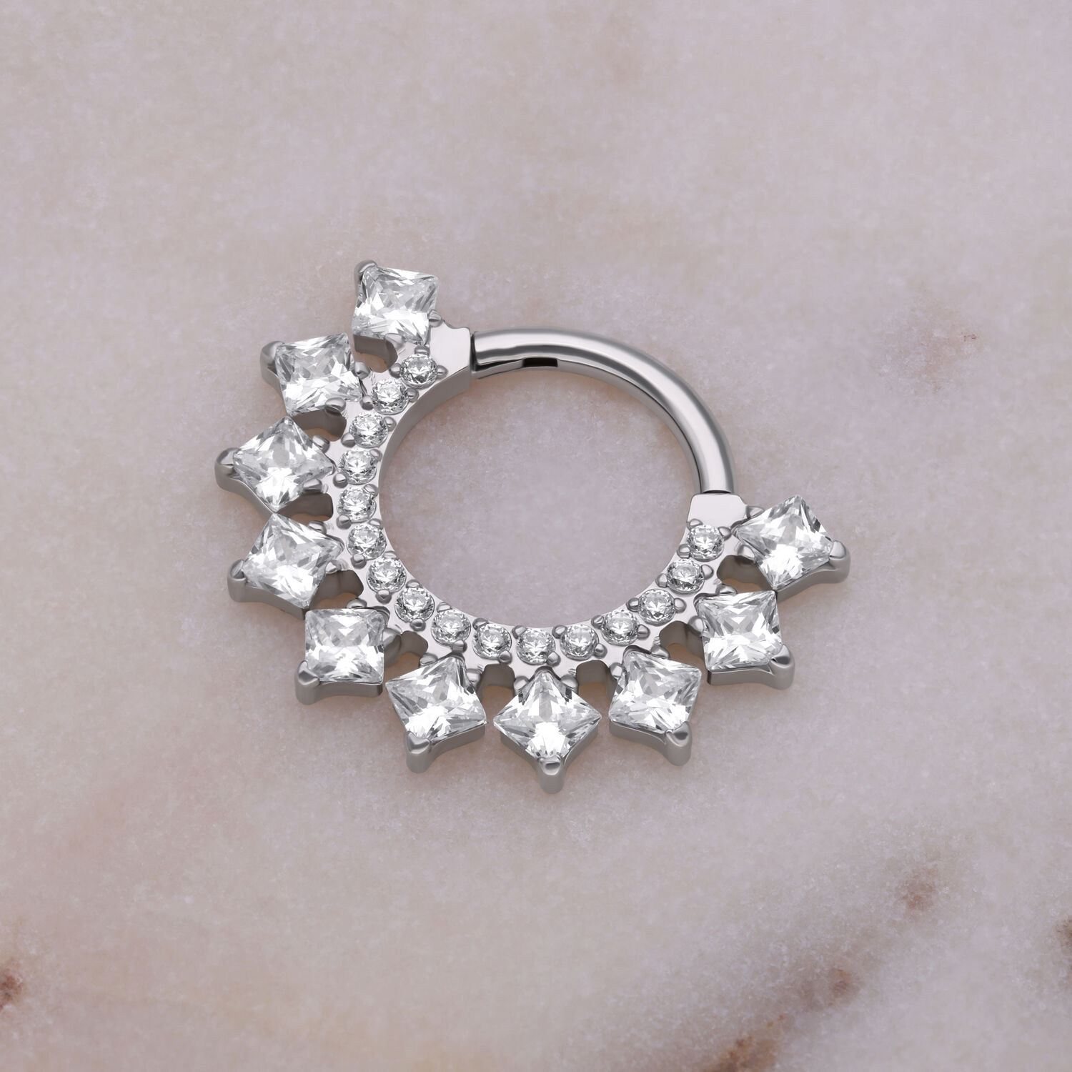 Clicker de Septum Halo Cristal Argenté Clicker de septum argenté avec cristaux sur fond marbré
