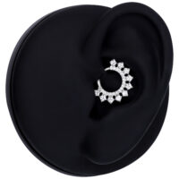 Clicker de Septum en Cristal Argenté sur Oreille Noire Clicker de Septum en cristal argenté sur une oreille modèle noire sur fond blanc
