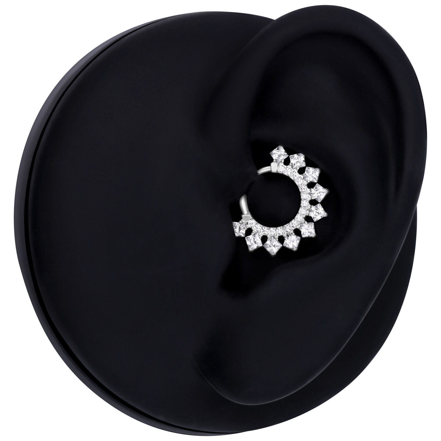 Clicker de Septum en Cristal Argenté sur Oreille Noire Clicker de Septum en cristal argenté sur une oreille modèle noire sur fond blanc