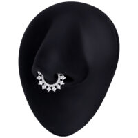 Clicker Piercing en Cristal Argenté pour Septum Clicker pour Septum argenté avec cristaux sur tête de mannequin noire