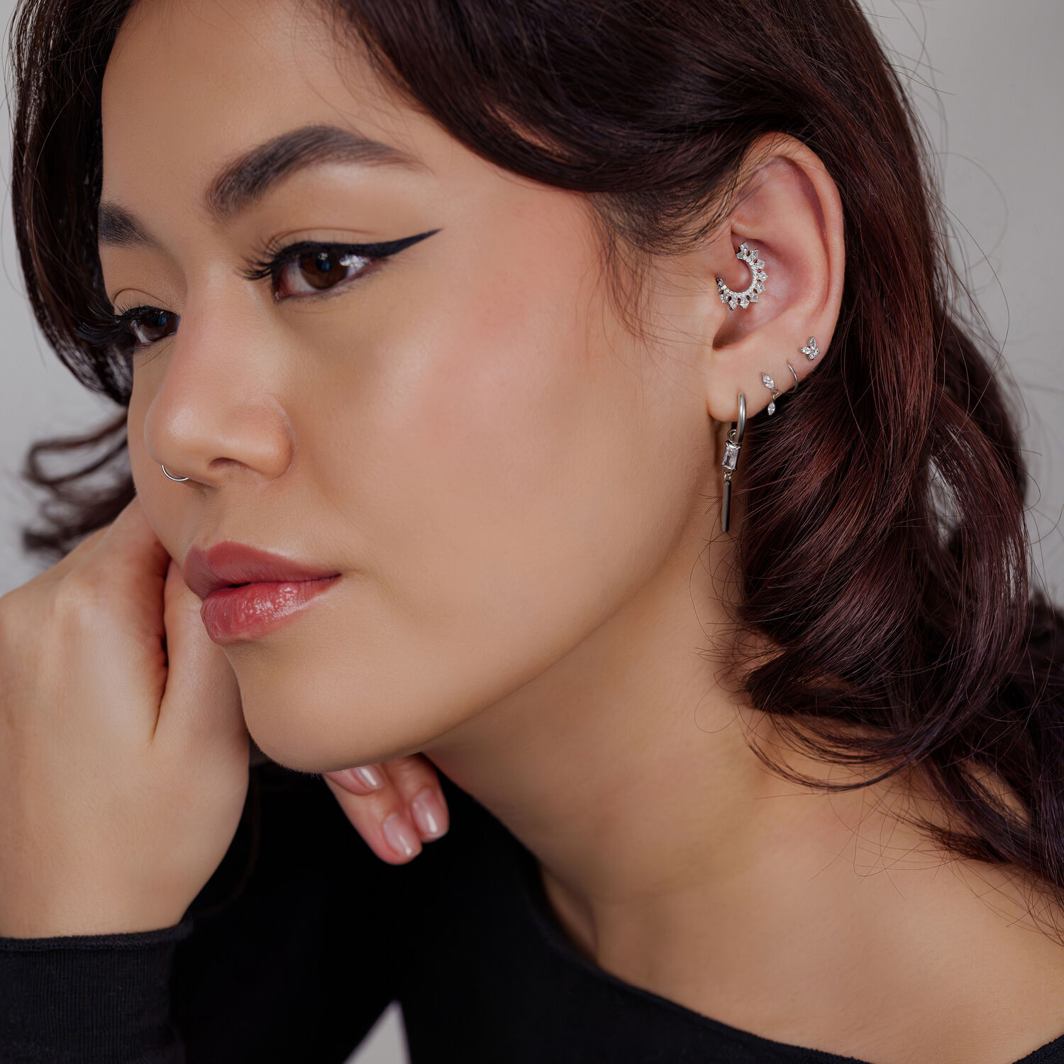 Clicker de Septum Halo en Cristal Argenté Femme avec plusieurs boucles d'oreilles et un clicker de septum en argent avec des cristaux
