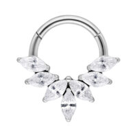 Clicker de Septum en Argent avec Cristaux Marquise Clicker de septum en argent avec cristaux marquise sur fond blanc