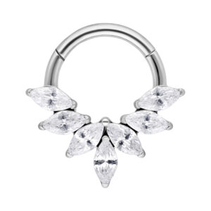 Clicker de septum en argent avec cristaux marquise sur fond blanc