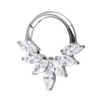 Clicker de septum en argent avec cristaux marquise Clicker de septum en argent avec cristaux en forme de marquise sur fond blanc