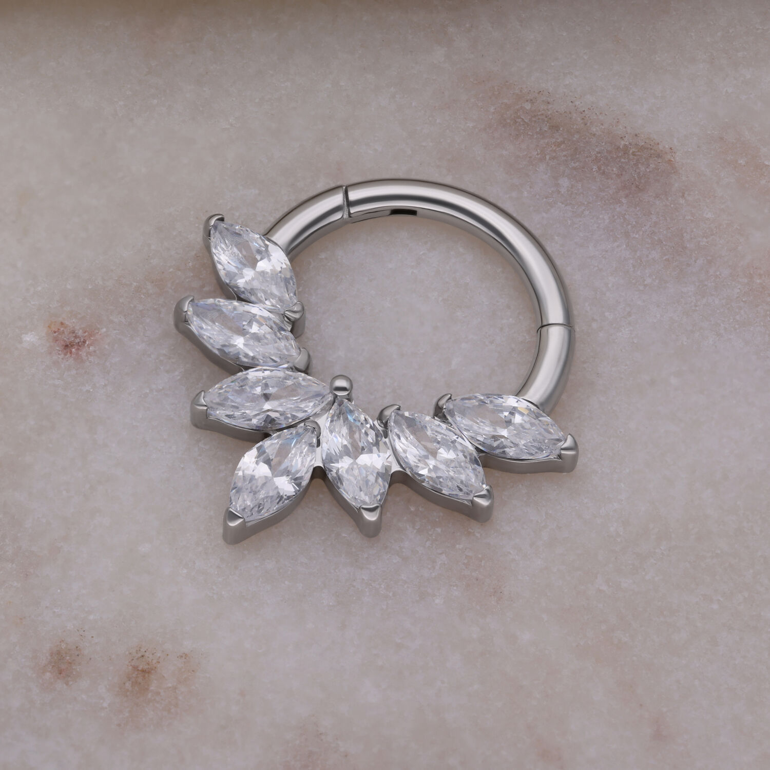 Clicker de Septum en Argent avec Cristaux Marquise Clicker de septum en argent avec cristaux marquise sur fond de marbre