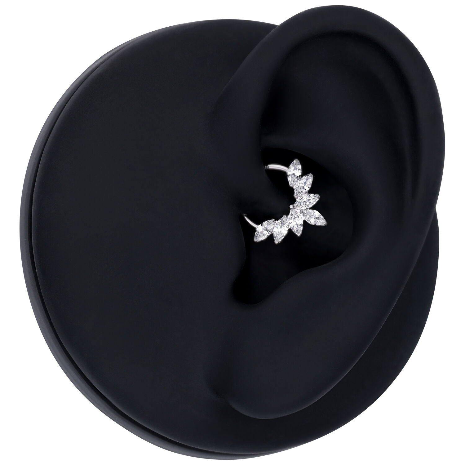 Clicker de Septum en Argent avec Cristal Marquise Clicker de Septum en argent avec cristal marquise sur présentoir noir