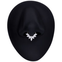 Clicker de septum en argent avec cristal marquise Clicker de septum en argent avec cristaux marquise sur fond noir