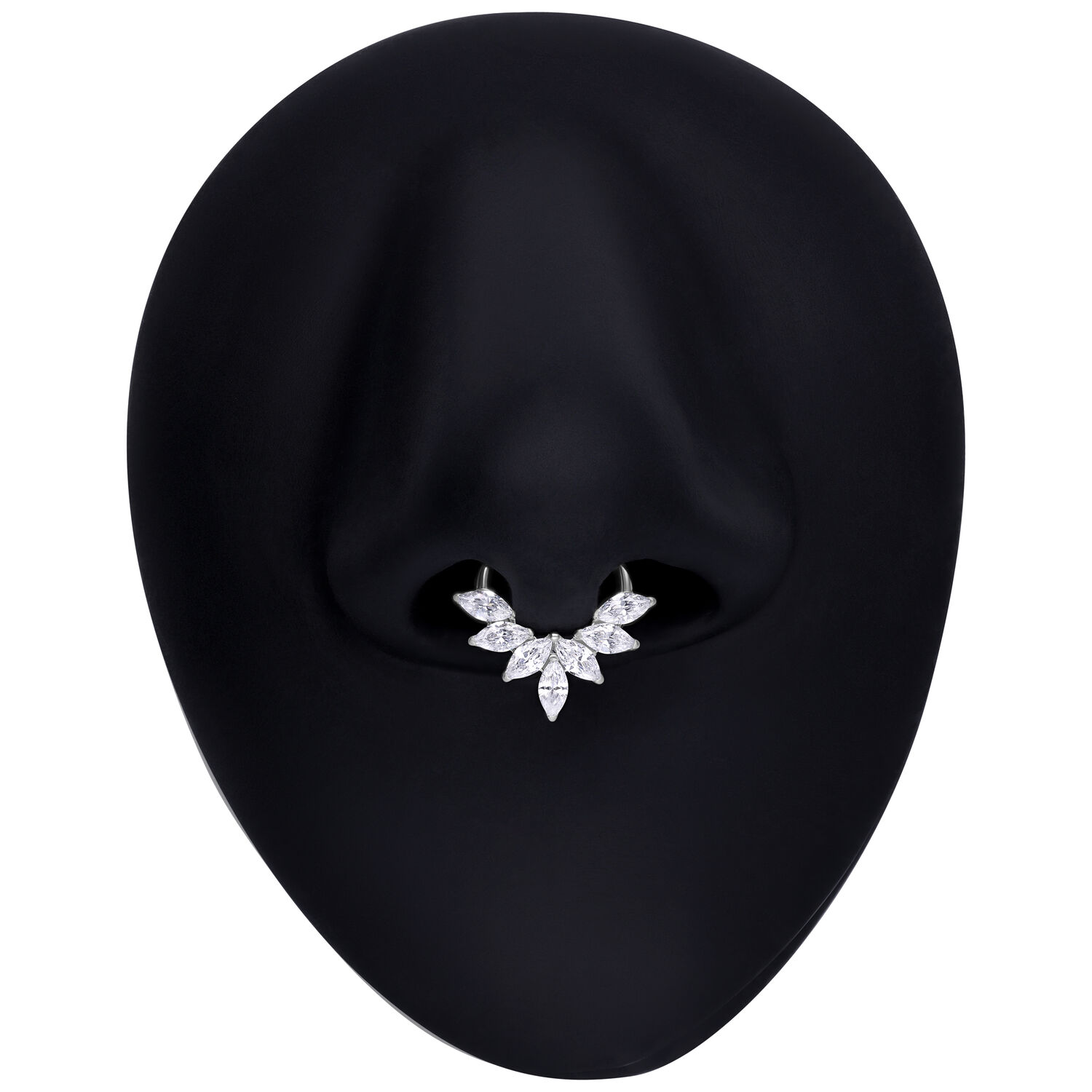 Clicker de septum en argent avec cristal marquise Clicker de septum en argent avec cristaux marquise sur fond noir