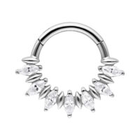 Marquise Sunburst Septum Clicker en argent Clicker de septum en argent avec pierres marquise sur fond blanc