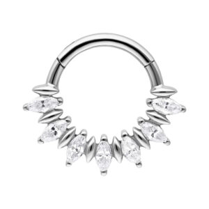 Clicker de septum en argent avec pierres marquise sur fond blanc