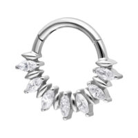 Clicker de septum argenté avec pierres scintillantes Clicker de septum argenté en titane avec pierres scintillantes sur fond blanc