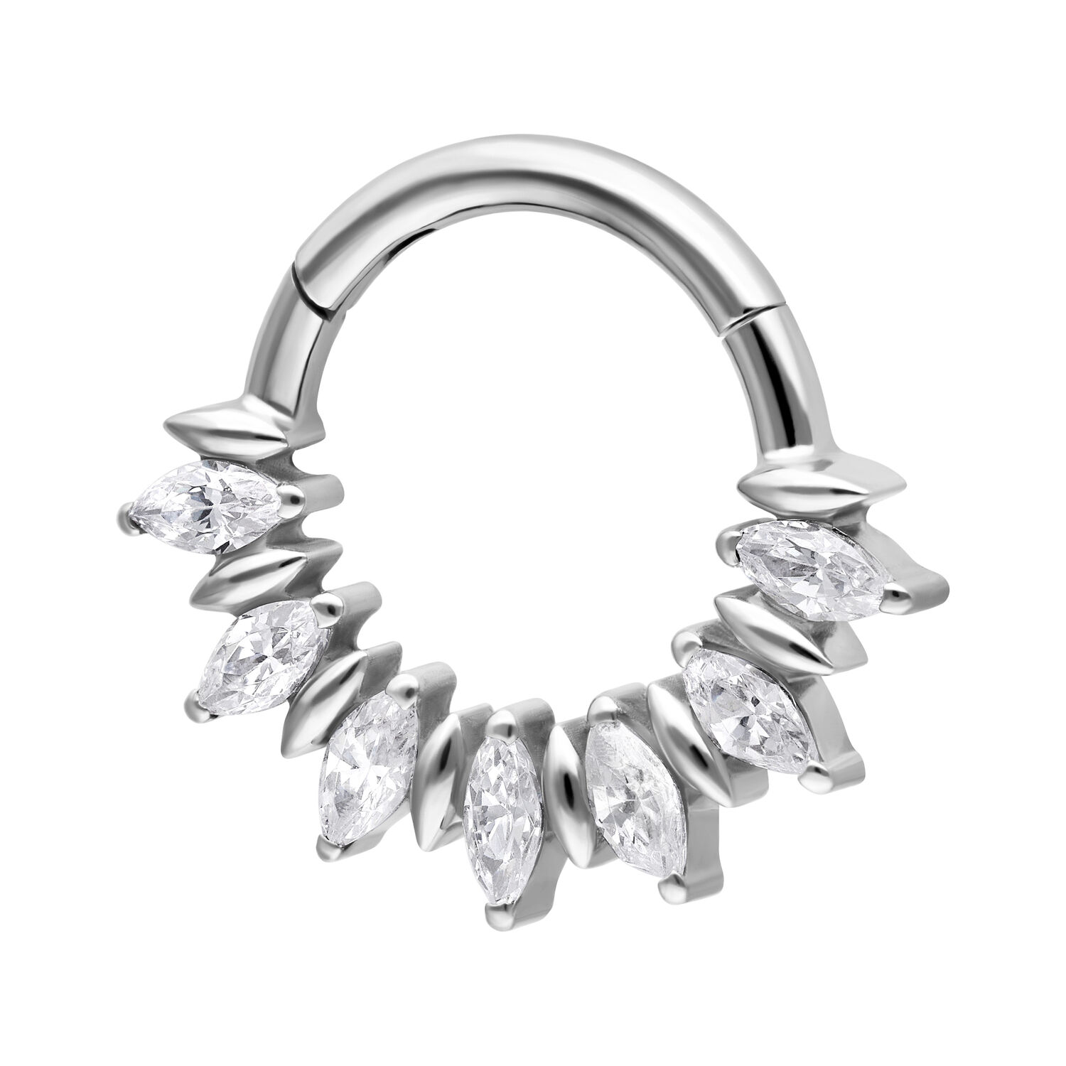 Clicker de septum argenté avec pierres scintillantes Clicker de septum argenté en titane avec pierres scintillantes sur fond blanc