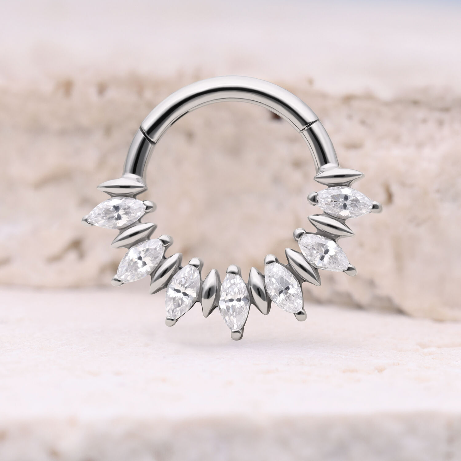 Clicker de Septum Sunburst Marquise Argenté Clicker de septum argenté avec pierres marquise scintillantes sur fond clair