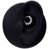 Clicker de Septum Marquise Sunburst en Argent Clicker de Septum Marquise Sunburst en argent sur un modèle d'oreille noir