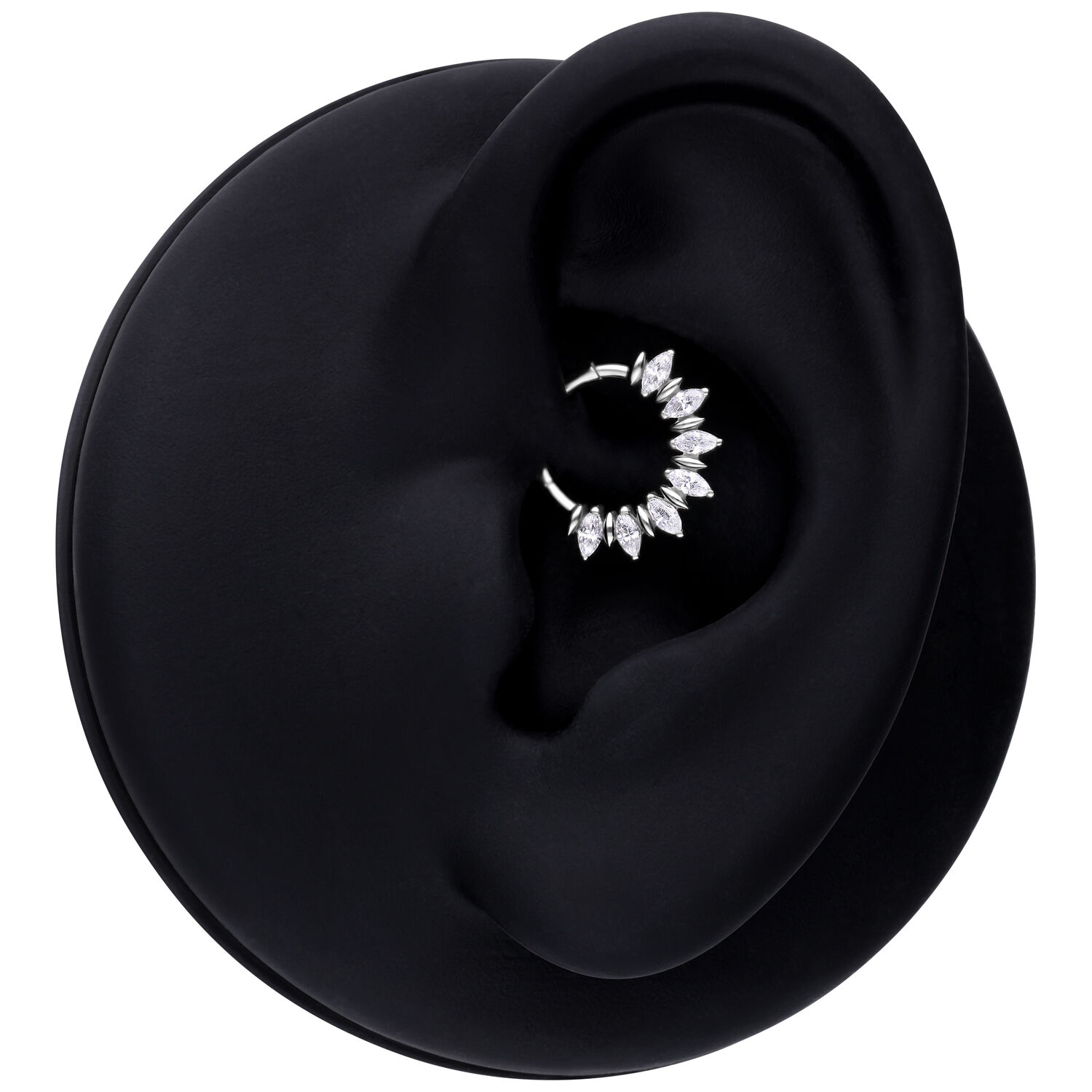 Clicker de Septum Marquise Sunburst en Argent Clicker de Septum Marquise Sunburst en argent sur un modèle d'oreille noir