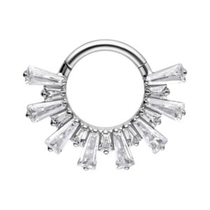 Clicker de Septum argenté en titane avec des cristaux scintillants sur fond blanc