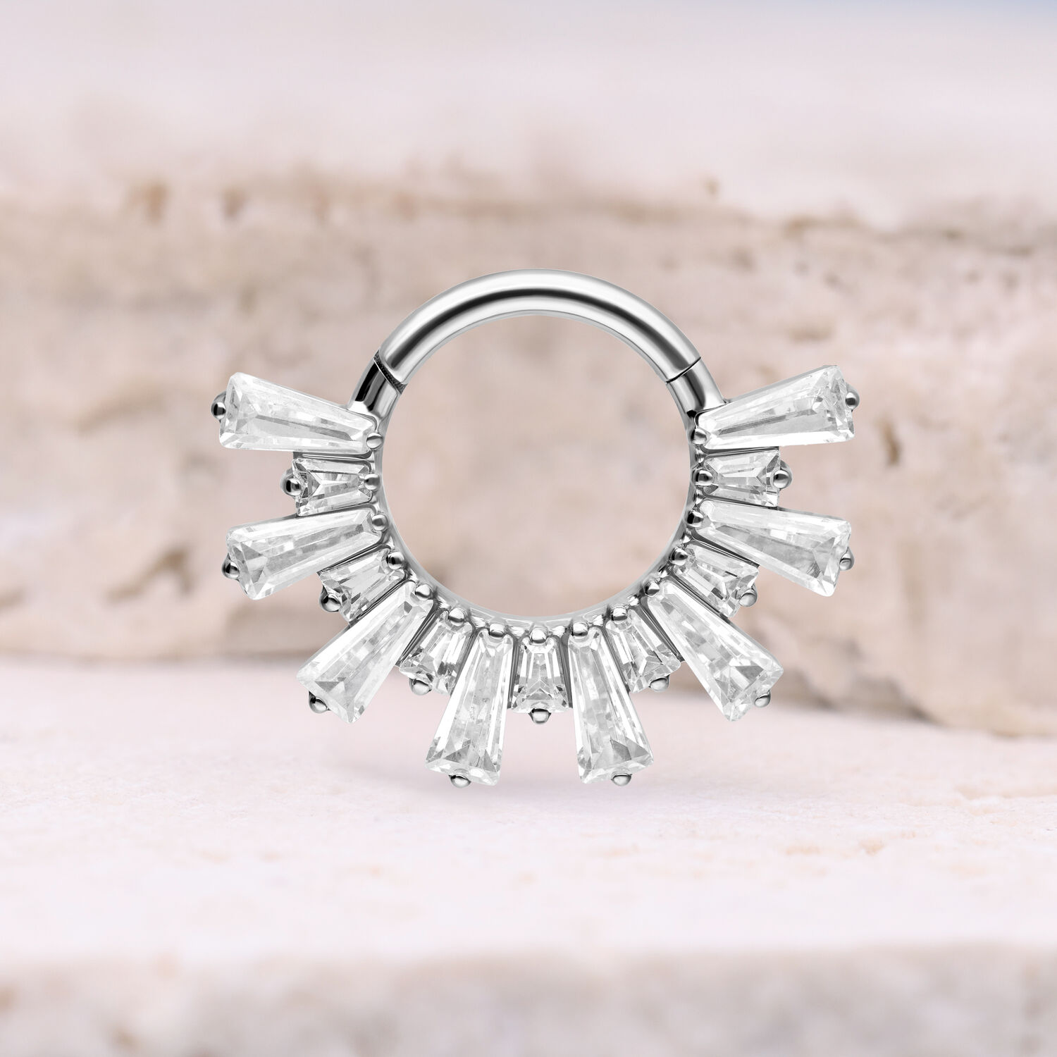 Clicker de Septum Crystal Sunray Argenté Clicker de septum argenté avec cristaux sur fond clair