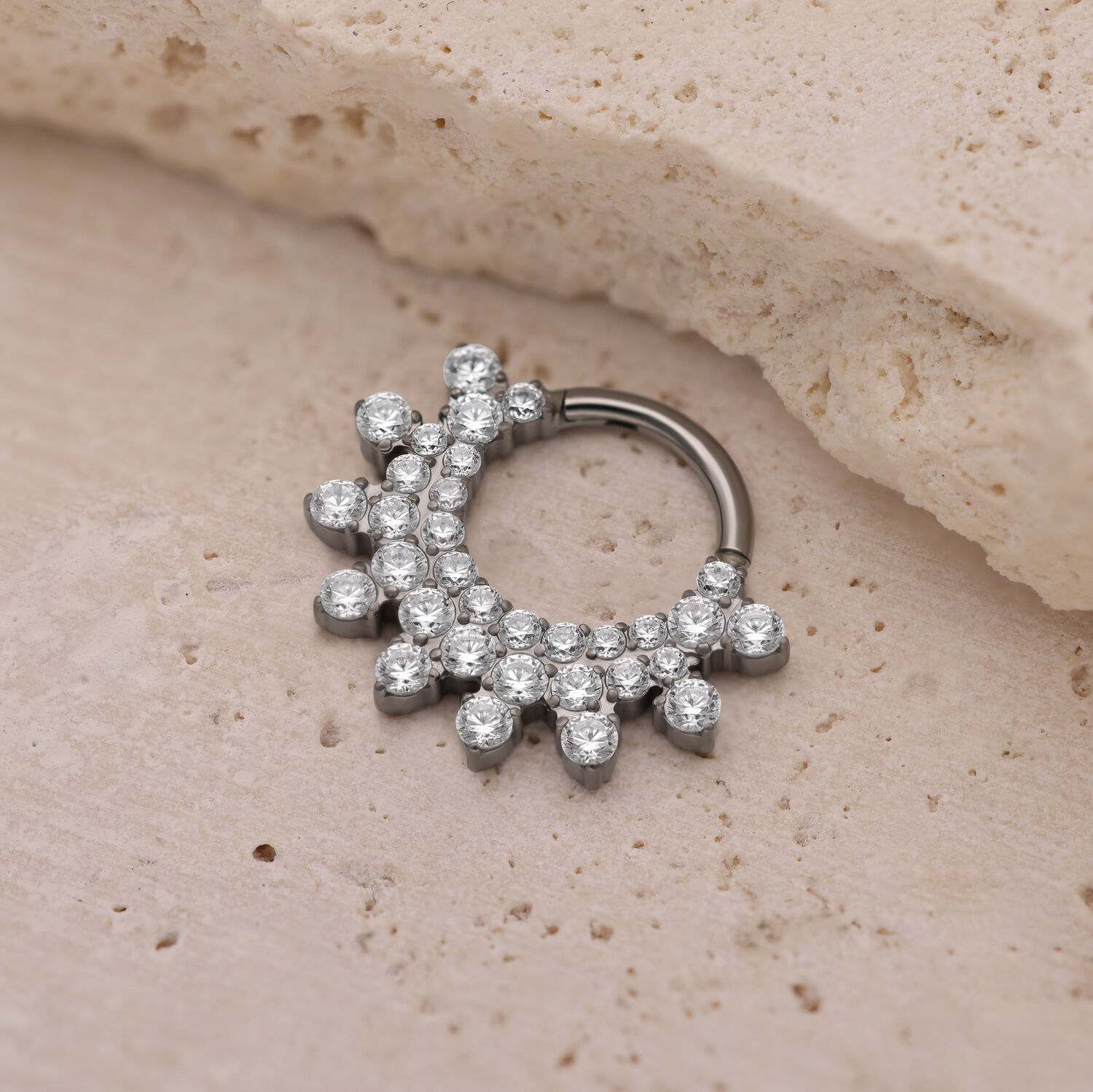 Clicker de septum argenté avec cristaux Clicker de septum argenté avec cristaux scintillants sur fond beige