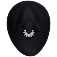 Clicker de Septum Argenté avec Cristaux Clicker de septum argenté avec cristaux scintillants sur fond noir