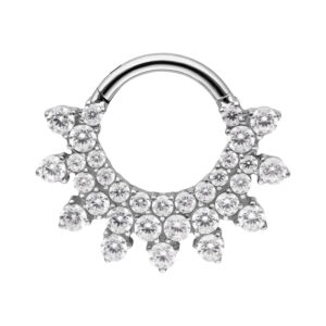Clicker de septum argenté avec des cristaux scintillants sur fond blanc