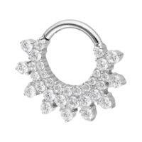 Clicker de septum argenté avec cristaux Clicker de septum argenté en titane avec cristaux scintillants sur fond blanc