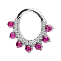 Anneau de piercing clicker en argent avec cristaux rouges et clairs sur fond blanc