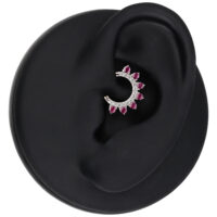 Anneau de piercing en argent avec cristaux rouges sur présentoir d'oreille noir